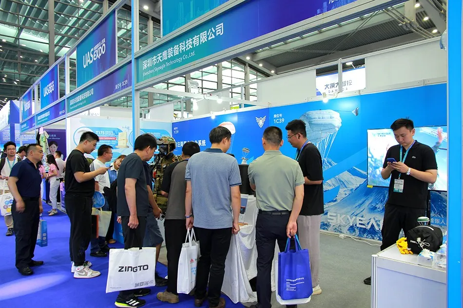 天鷹裝備攜全系列降落傘產(chǎn)品亮相第八屆世界無(wú)人機(jī)大會(huì),共繪低空經(jīng)濟(jì)未來(lái)藍(lán)圖!(圖5) 天鷹裝備攜全系列降落傘產(chǎn)品亮相第八屆世界無(wú)人機(jī)大會(huì),共繪低空經(jīng)濟(jì)未來(lái)藍(lán)圖!(圖5)