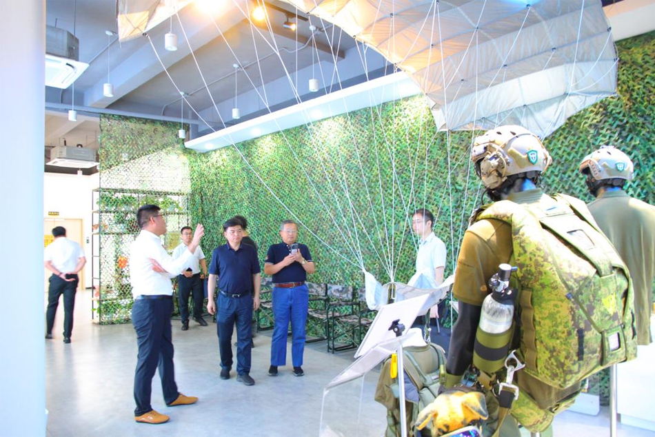 貴州省工信廳黨組書記敖鴻一行蒞臨深圳天鷹裝備參觀調研,探討合作共促產業發展(圖1) 貴州省工信廳黨組書記敖鴻一行蒞臨深圳天鷹裝備參觀調研,探討合作共促產業發展(圖1)