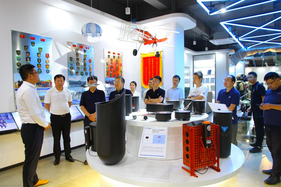 貴州省工信廳黨組書記敖鴻一行蒞臨深圳天鷹裝備參觀調研,探討合作共促產業發展(圖2) 貴州省工信廳黨組書記敖鴻一行蒞臨深圳天鷹裝備參觀調研,探討合作共促產業發展(圖2)
