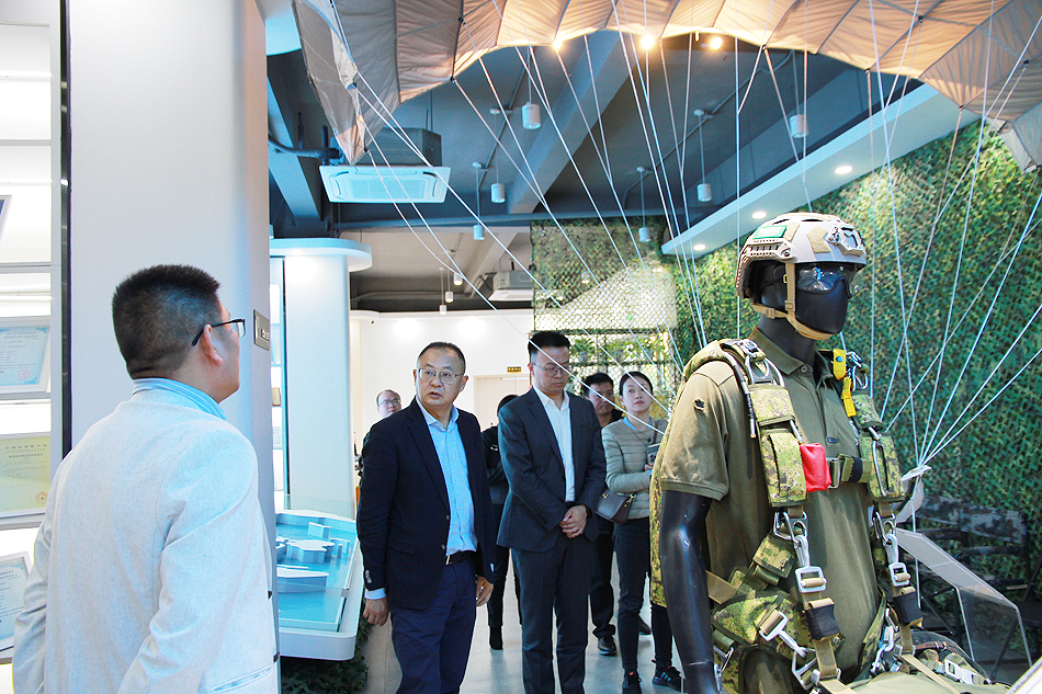成都市青羊區(qū)領導蒞臨天鷹裝備，深入探討低空經濟合作(圖2)